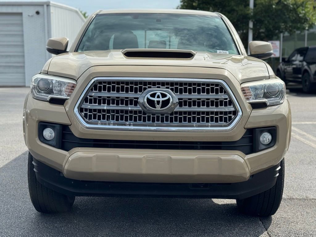 Used 2017 Toyota Tacoma TRD Sport w/ Premium & Technology Package AWD/4WD image 4