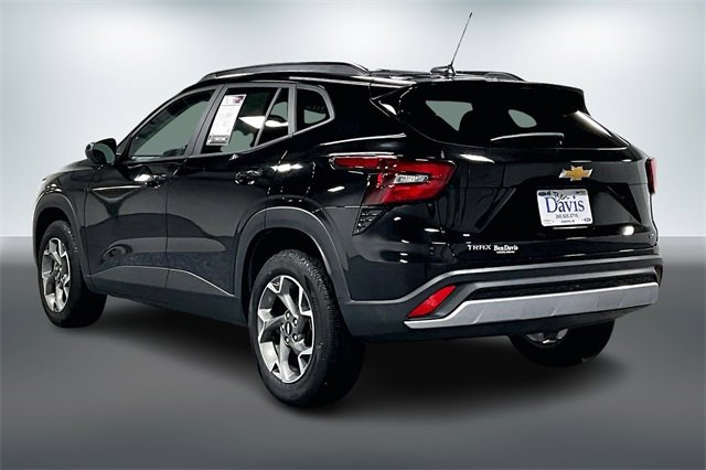 Used 2025 Chevrolet Trax LT w/ LT Convenience Package image 5