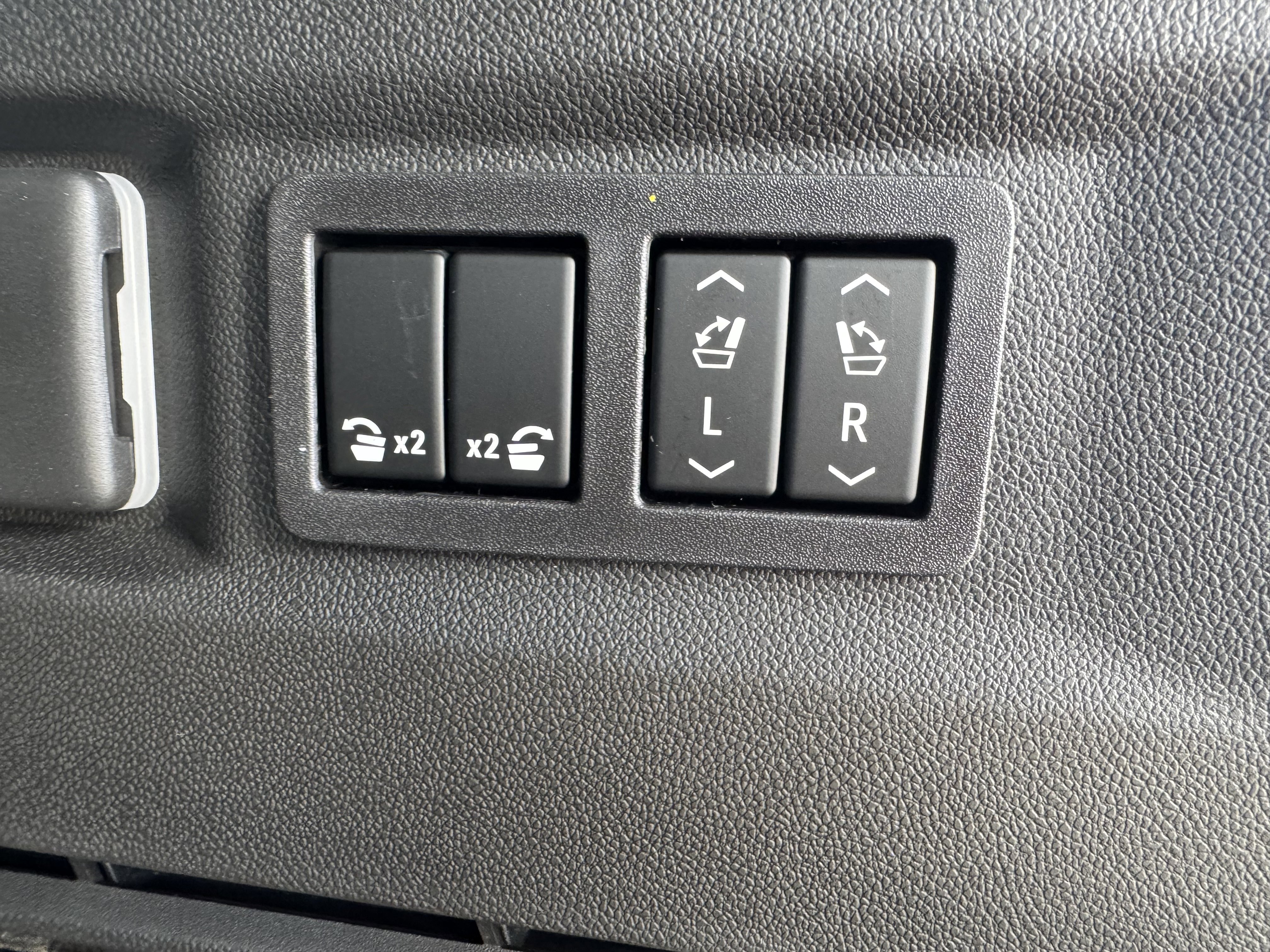 New 2026 GMC Yukon Elevation image 7