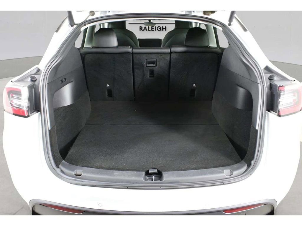 Used 2022 Tesla Model Y Long Range image 30