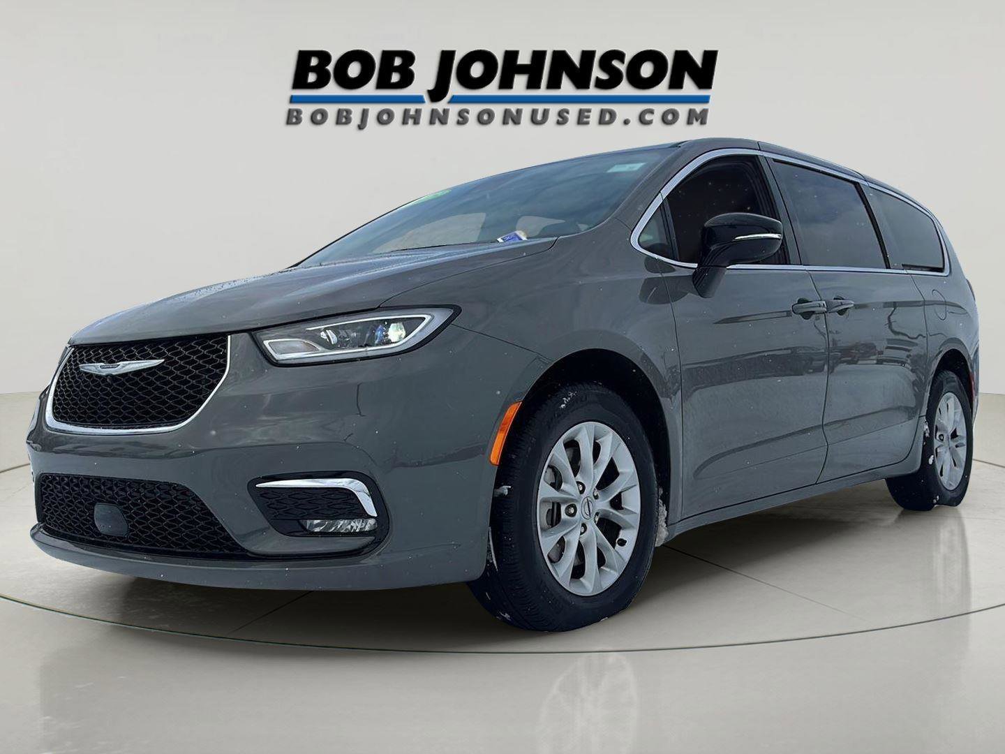 Used 2025 Chrysler Pacifica Select image 3