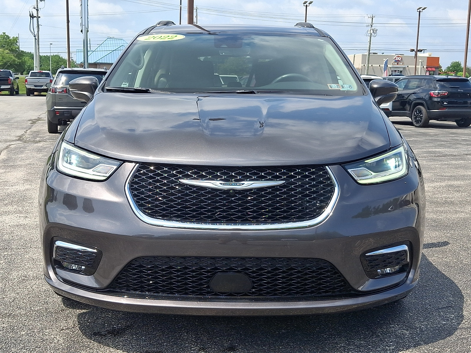 Certified 2022 Chrysler Pacifica Touring-L AWD/4WD image 4