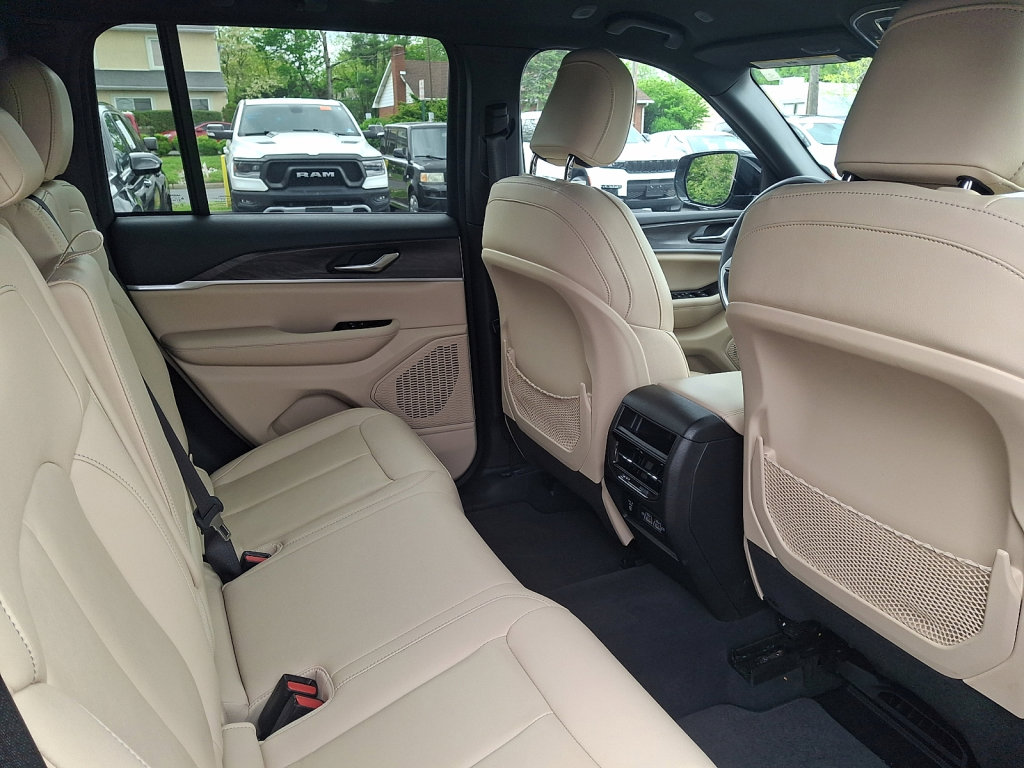 Used 2023 Jeep Grand Cherokee Limited AWD/4WD image 15