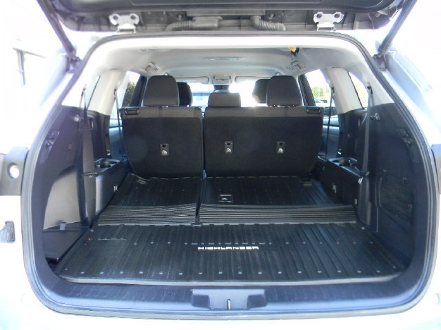 Used 2022 Toyota Highlander LE AWD/4WD image 19