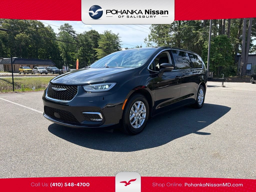 Used 2023 Chrysler Pacifica Touring-L FWD image 1