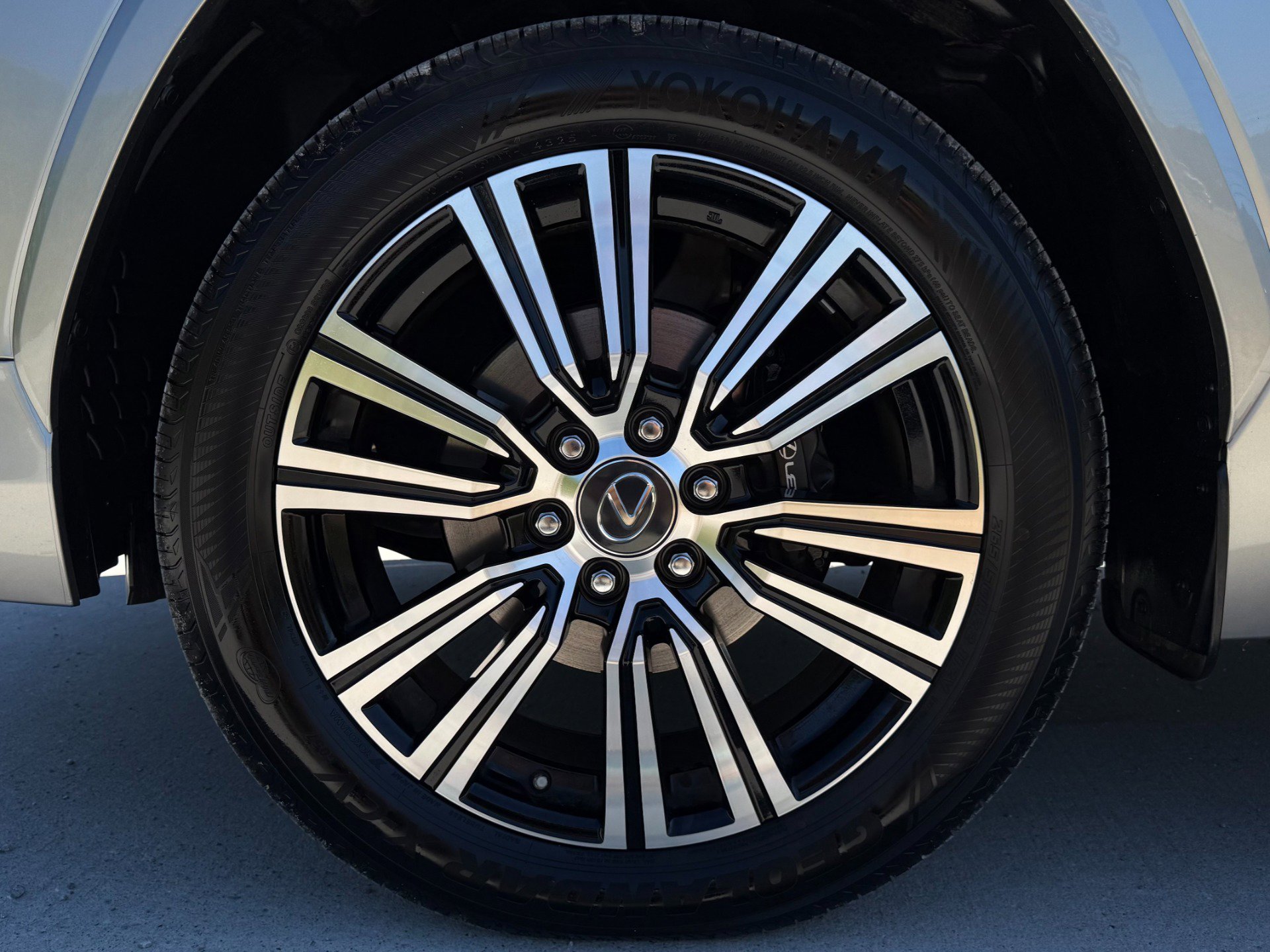 Used 2023 Lexus LX 600 4WD w/ Luxury Package image 46