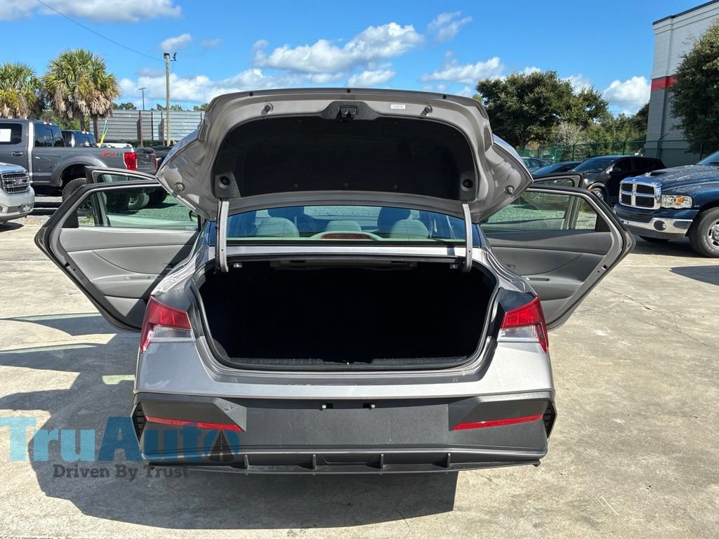 Used 2024 Hyundai Elantra SEL FWD image 16