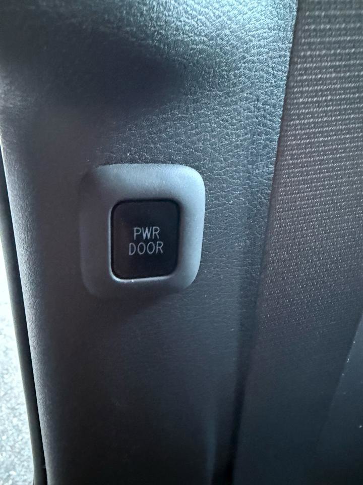 Used 2022 Toyota Sienna XLE image 28