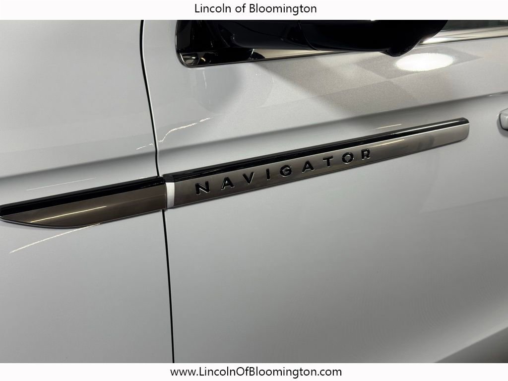 Used 2025 Lincoln Navigator L Reserve image 13