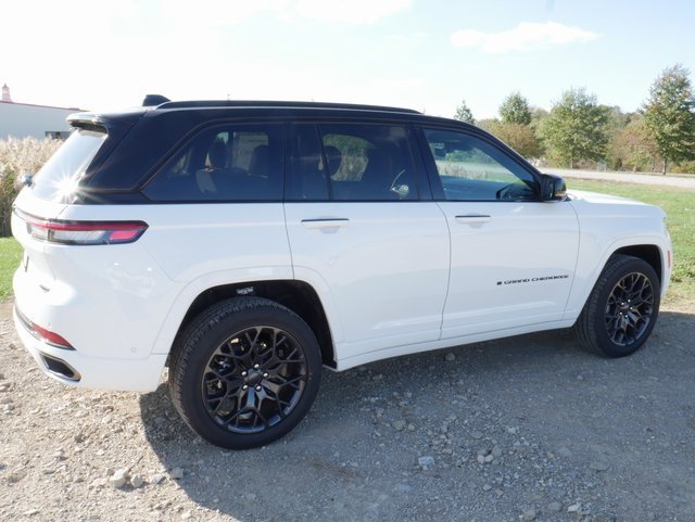New 2025 Jeep Grand Cherokee Summit image 9