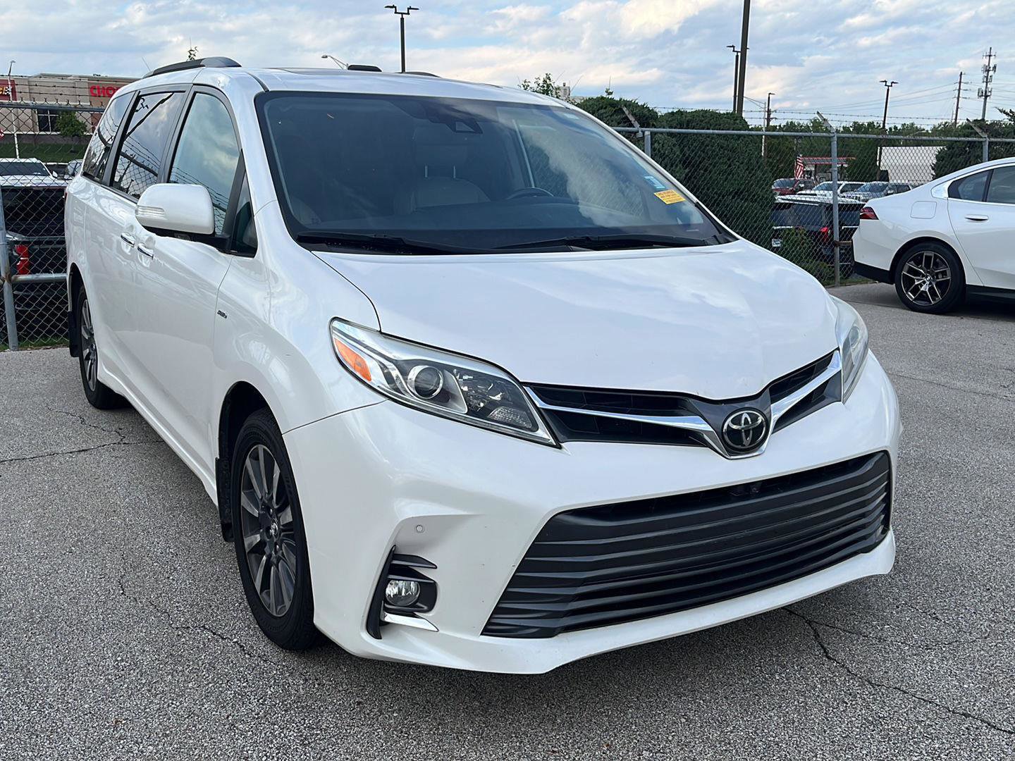 Used 2019 Toyota Sienna AWD image 2
