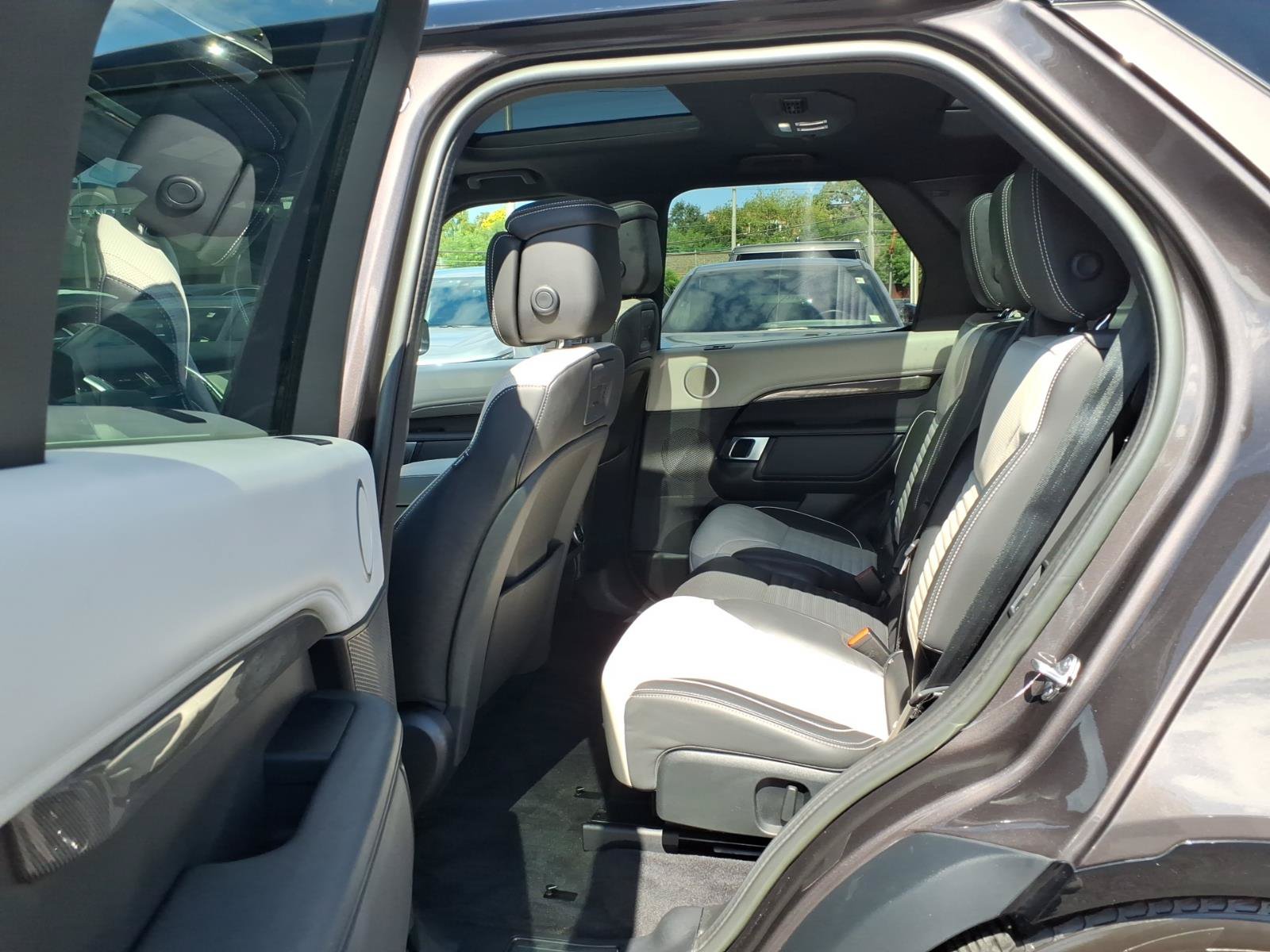 Used 2023 Land Rover Discovery Metropolitan Edition AWD/4WD image 17