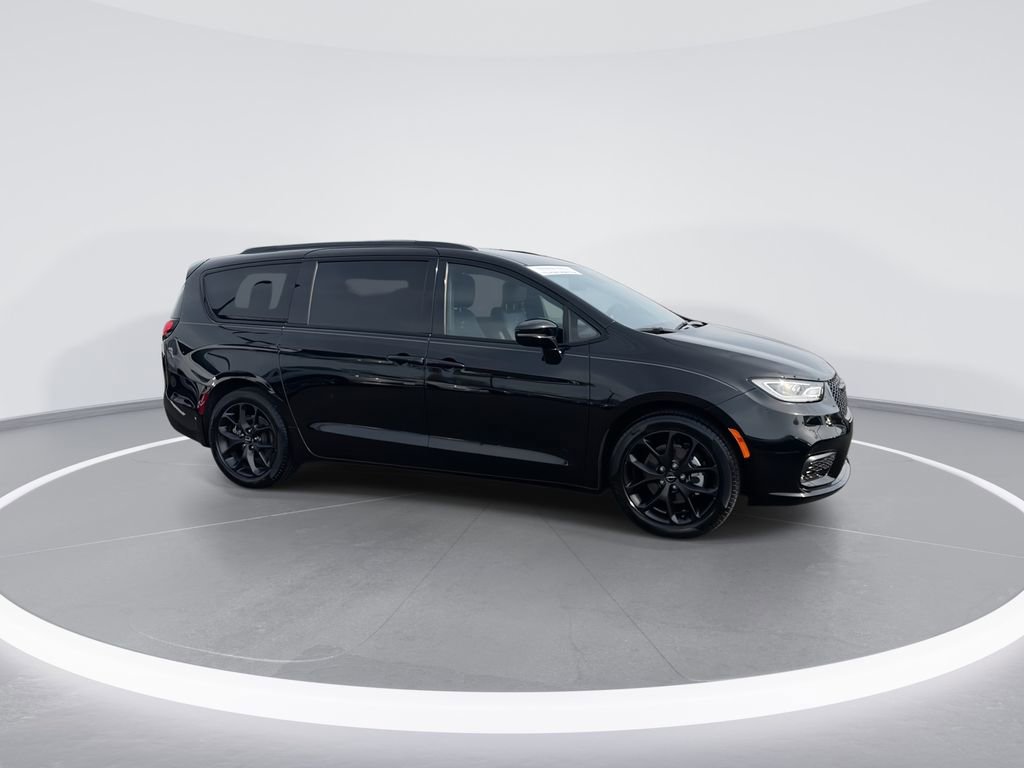 Used 2024 Chrysler Pacifica Touring-L w/ S Appearance Package FWD image 2