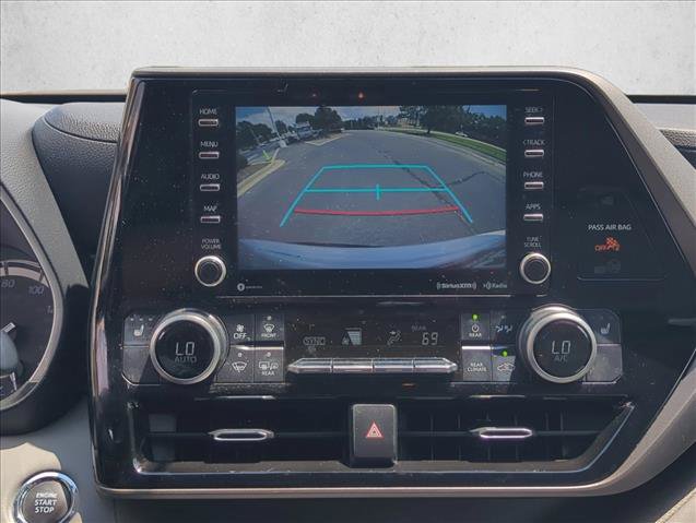 Used 2022 Toyota Highlander XLE AWD/4WD image 18