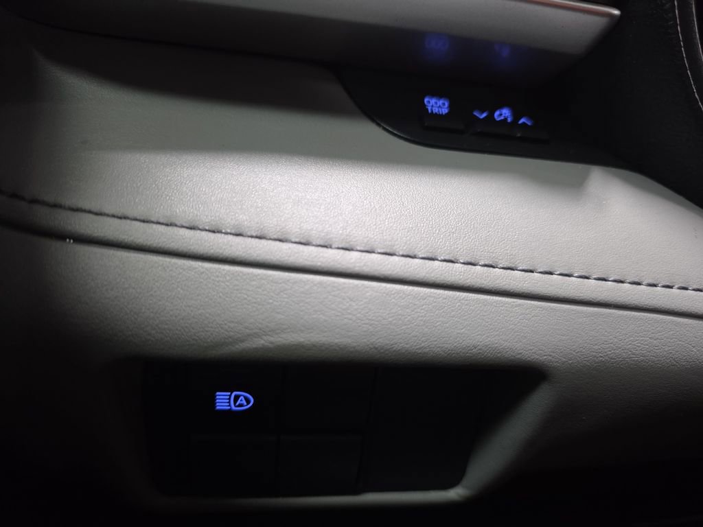 Used 2021 Toyota Highlander L image 26