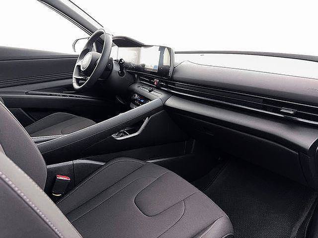 New 2026 Hyundai Elantra SEL FWD image 17