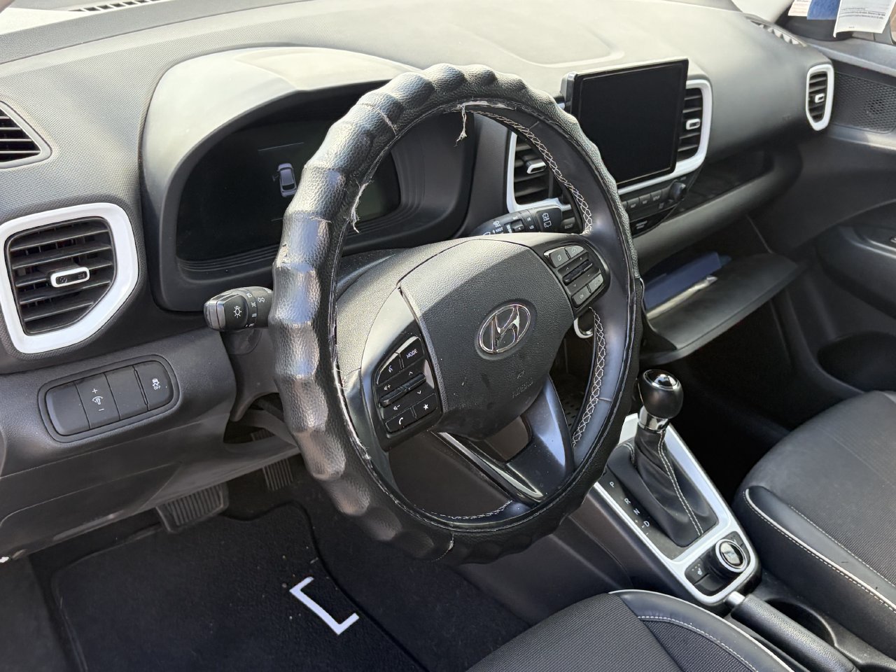 Used 2024 Hyundai Venue Limited FWD image 7