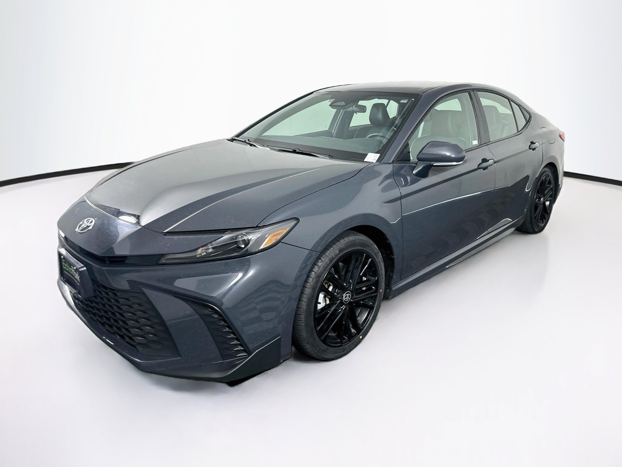 Used 2025 Toyota Camry SE FWD image 3