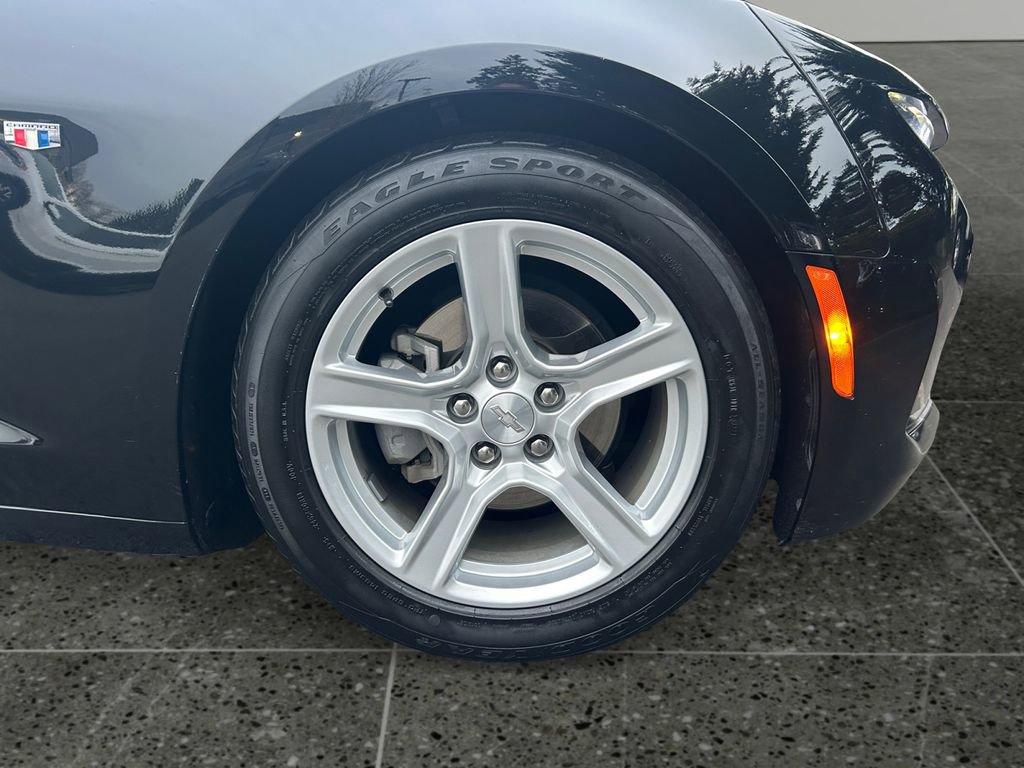 Used 2022 Chevrolet Camaro LT RWD image 9