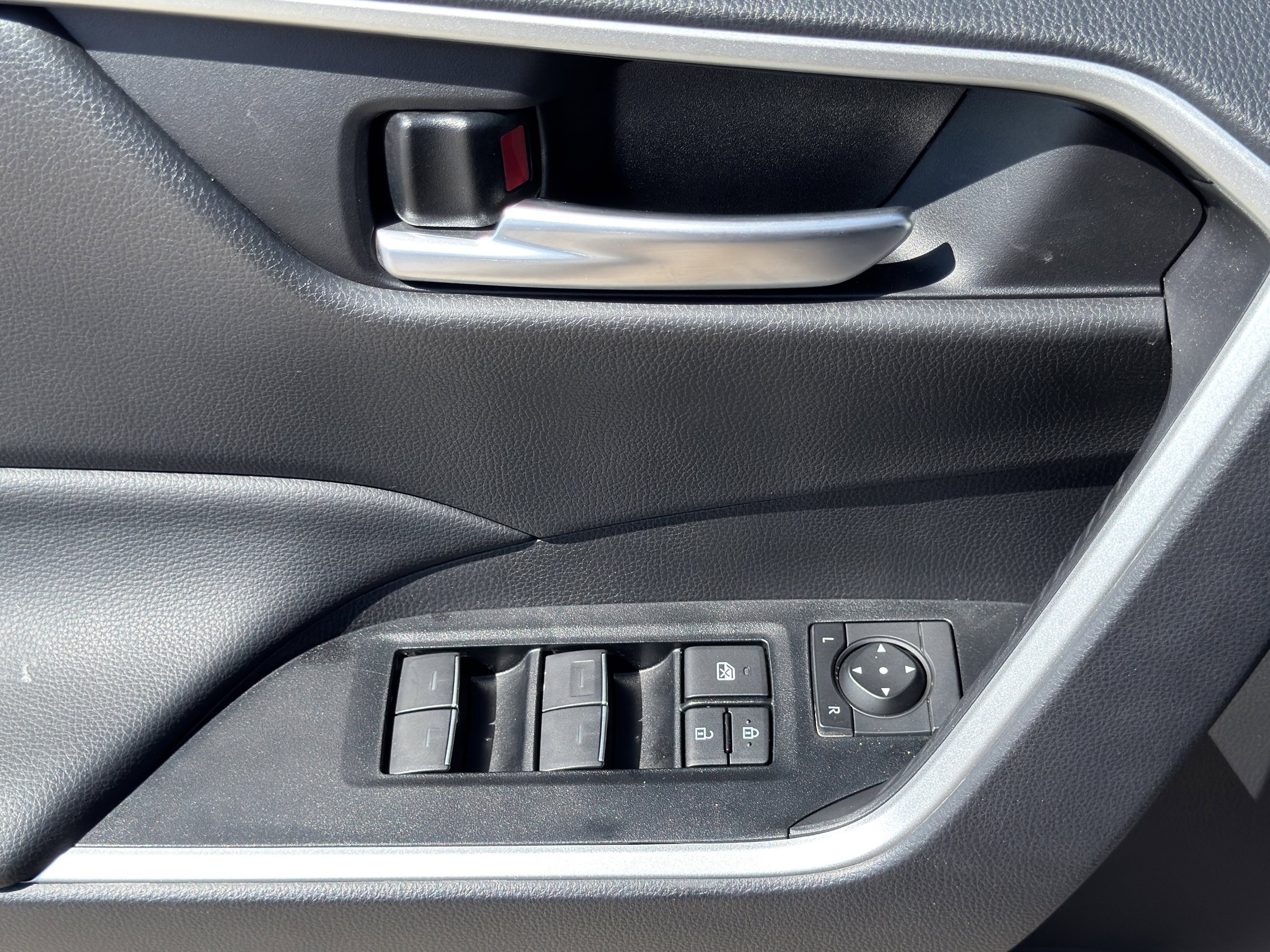 Used 2025 Toyota RAV4 XLE image 17