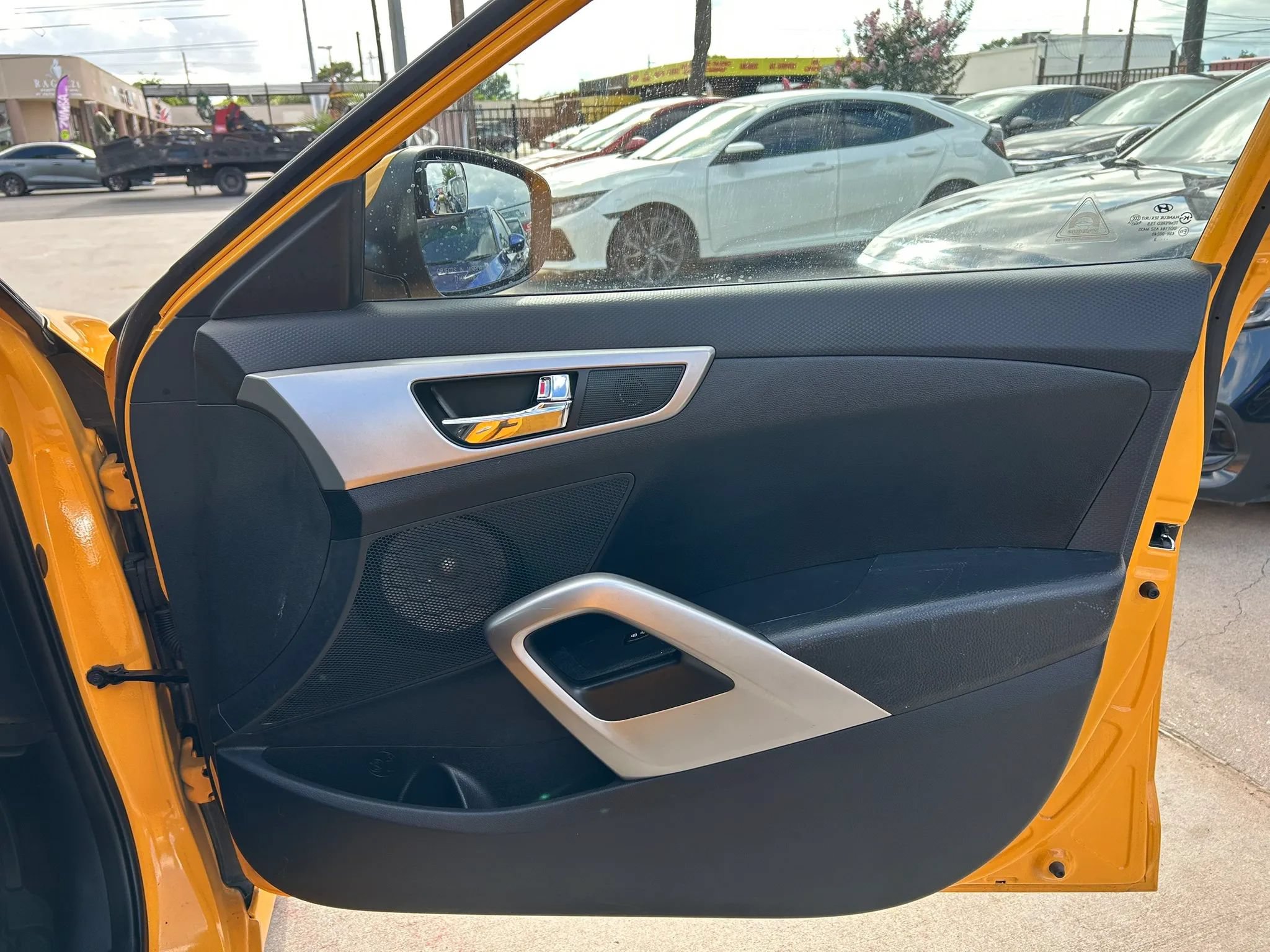 Used 2013 Hyundai Veloster FWD image 16