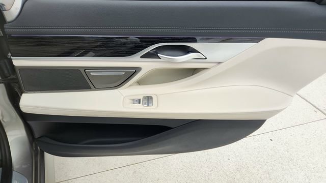 Used 2022 BMW 740i xDrive w/ M Sport Package image 29