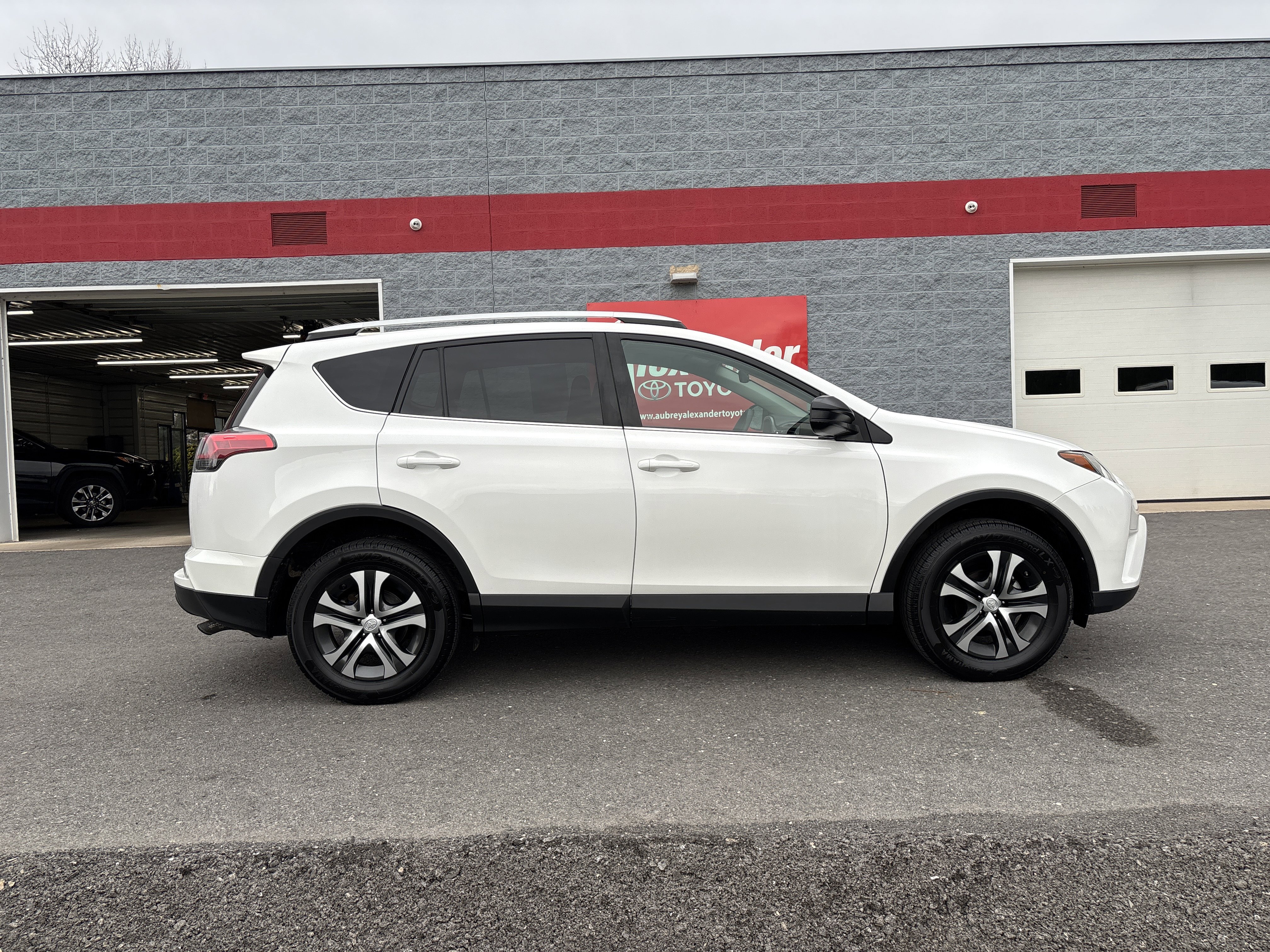 Used 2016 Toyota RAV4 LE image 2