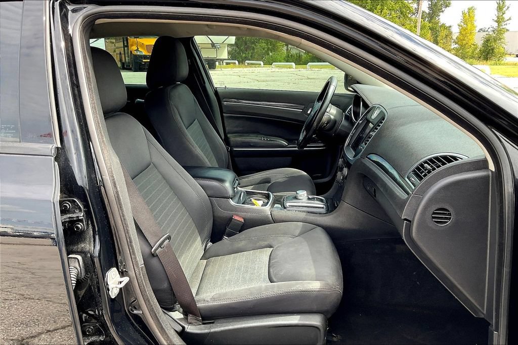 Used 2022 Chrysler 300 Touring w/ Sport Appearance Package RWD image 14