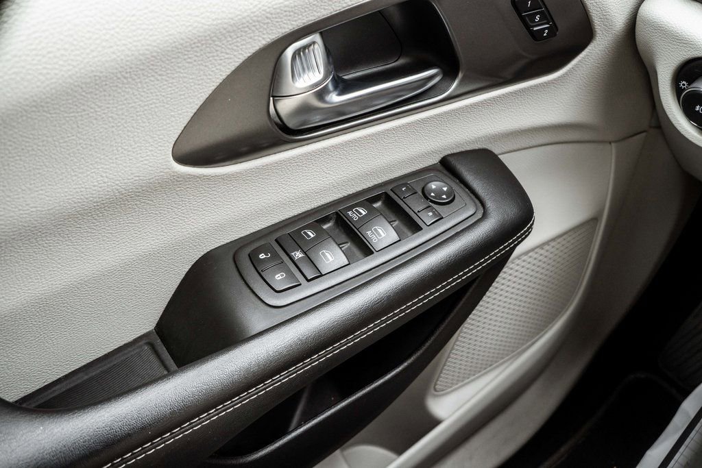 Used 2023 Chrysler Pacifica Touring-L image 15