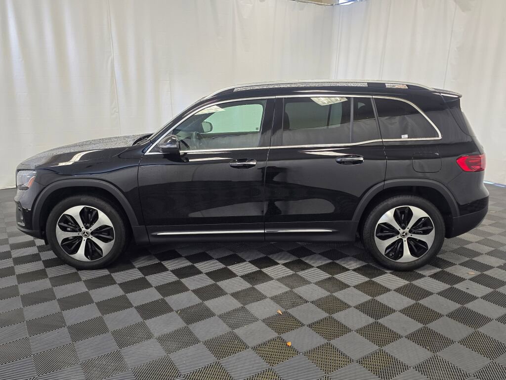 Used 2025 Mercedes-Benz GLB 250 4MATIC image 3