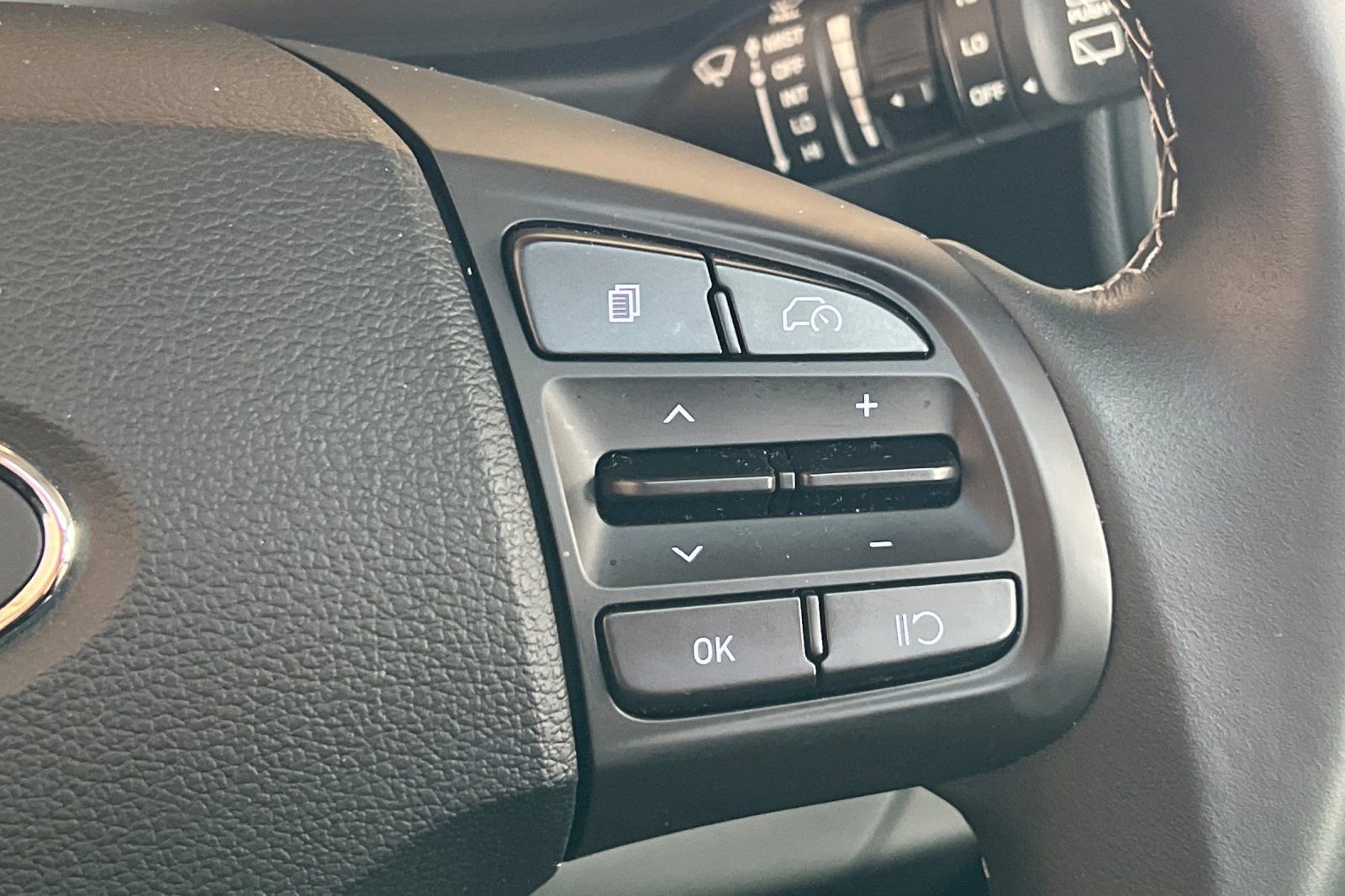 Used 2025 Hyundai Venue SEL image 32