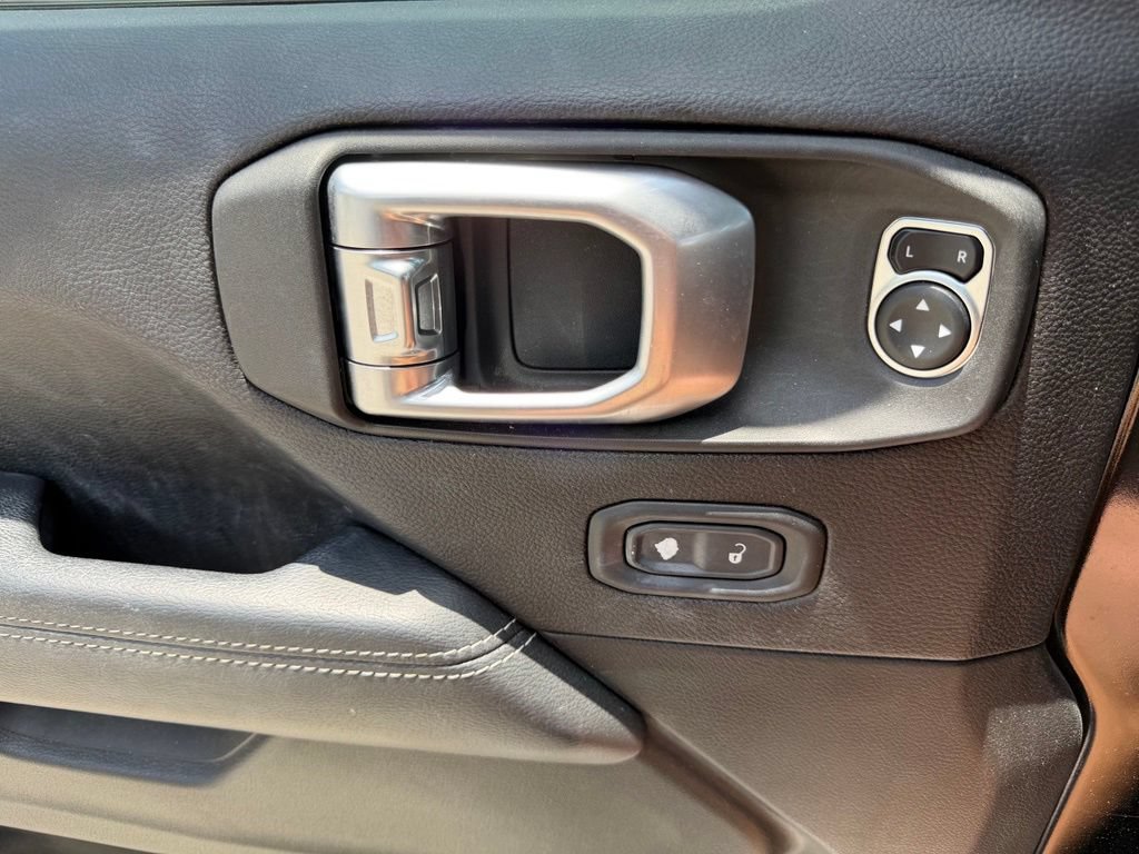 Used 2020 Jeep Wrangler Unlimited Sahara AWD/4WD image 29
