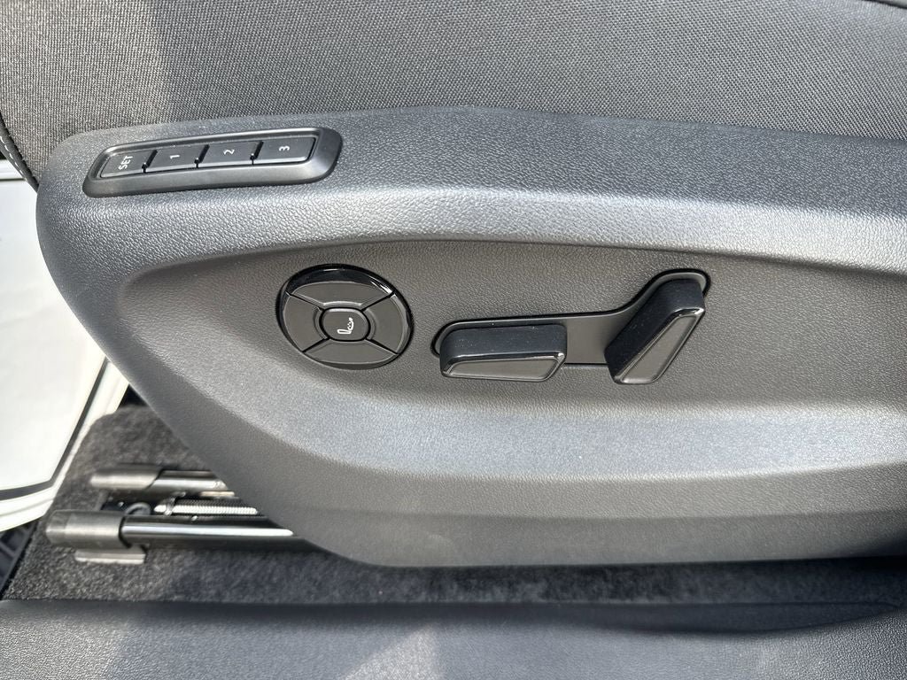 New 2026 Volkswagen Tiguan SEL R-Line AWD/4WD image 10