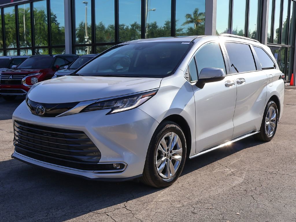 Used 2023 Toyota Sienna Limited FWD image 11