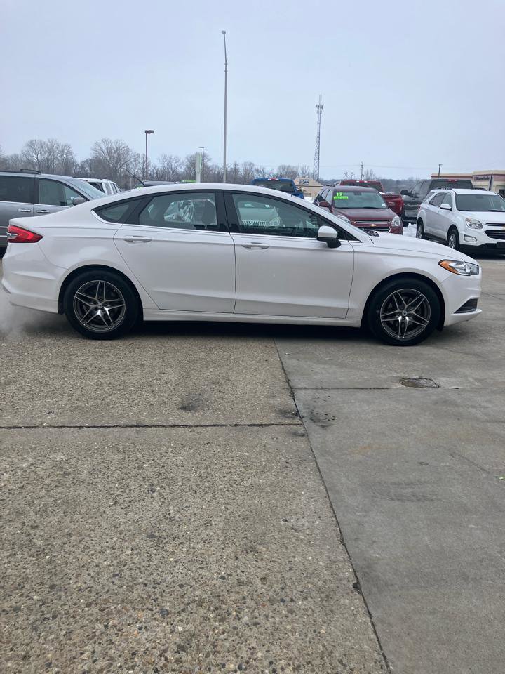 Used 2017 Ford Fusion SE w/ Fusion SE Technology Package image 5