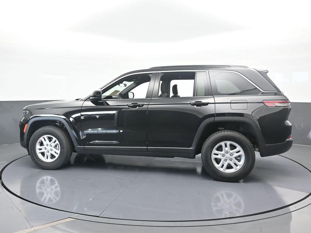 Used 2025 Jeep Grand Cherokee Laredo image 3