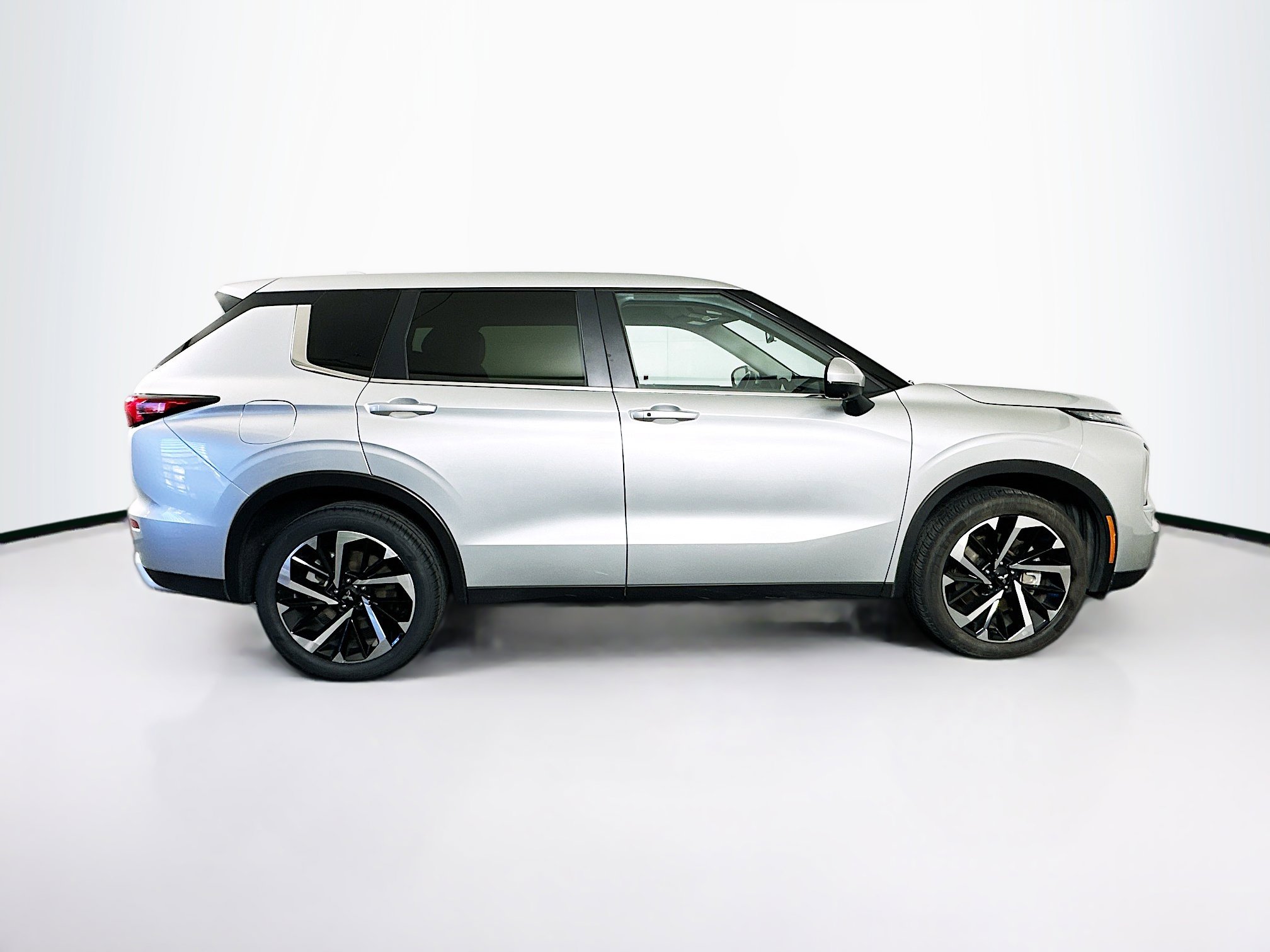Used 2024 Mitsubishi Outlander SE image 10