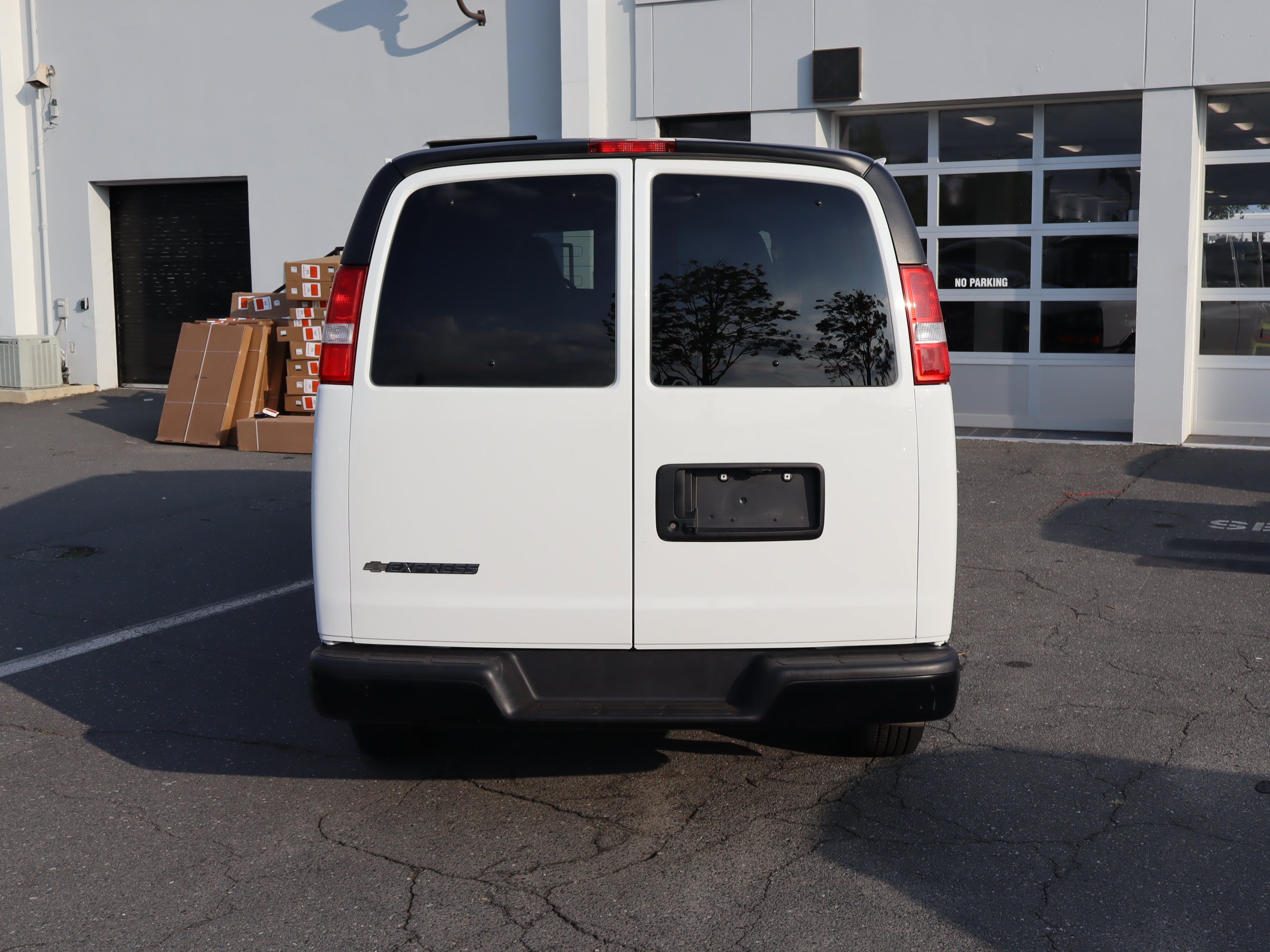 Used 2025 Chevrolet Express 3500 LS RWD image 9
