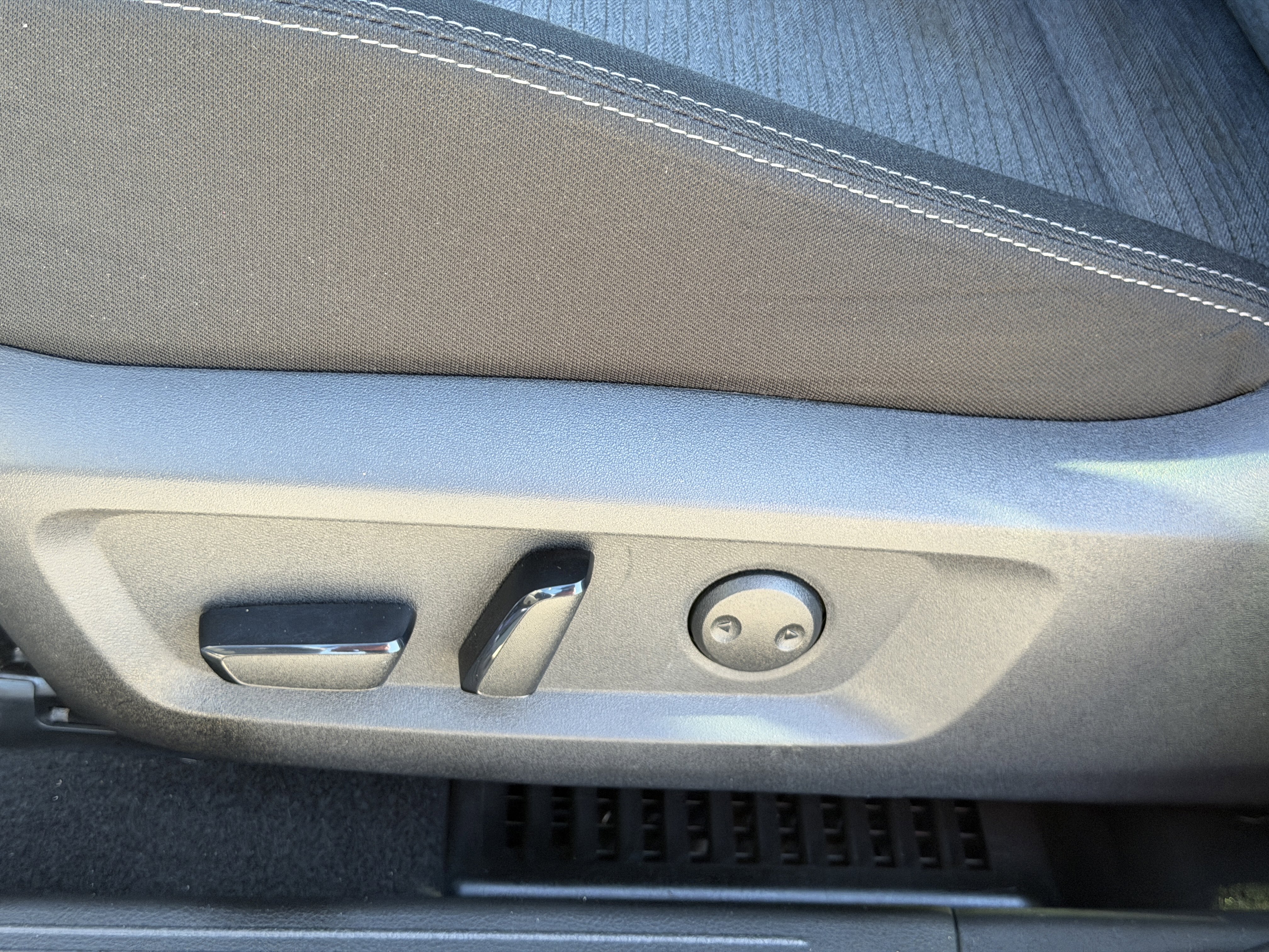 Used 2023 Nissan Rogue SV image 21