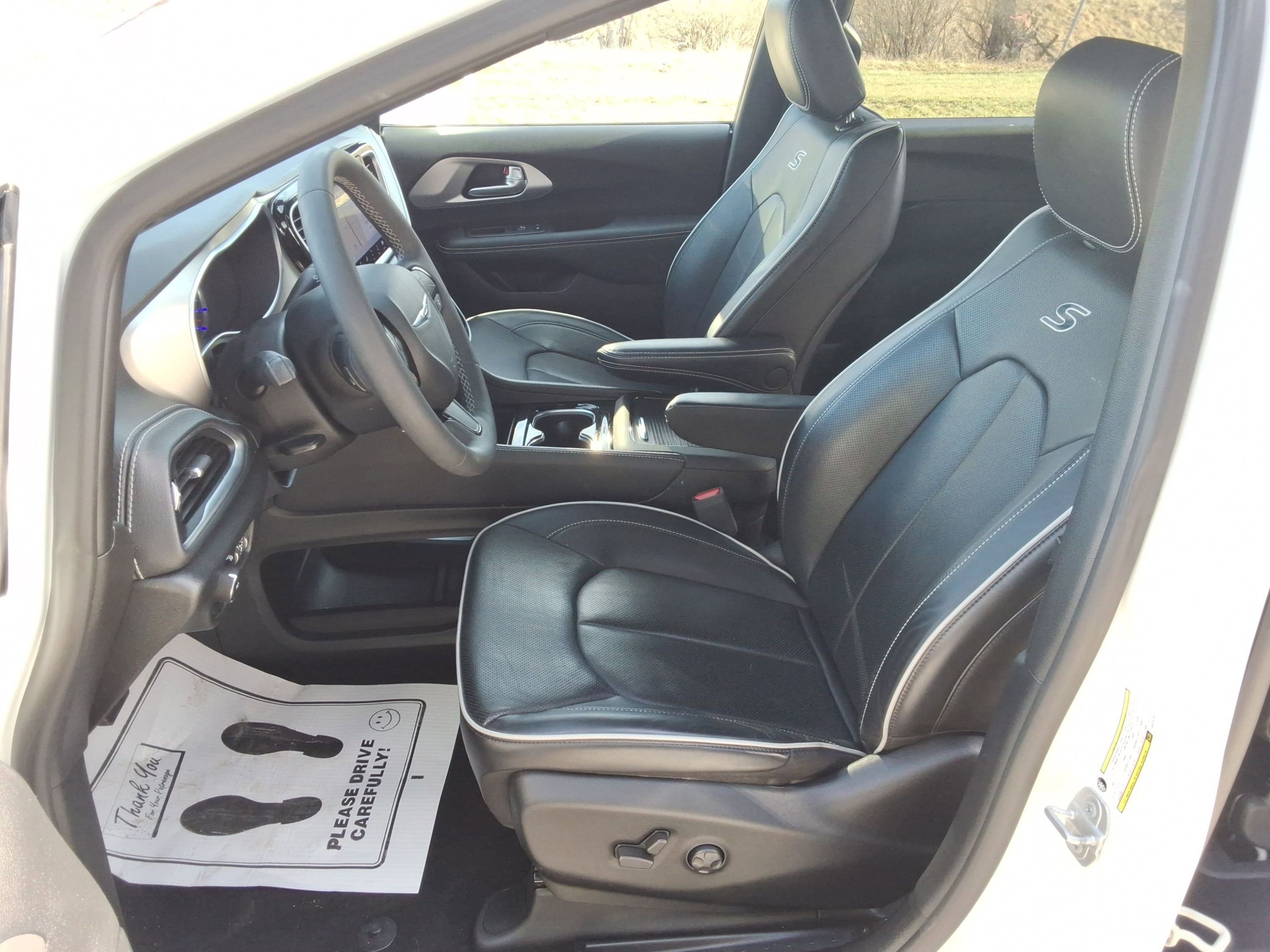 Used 2022 Chrysler Pacifica Limited w/ S Appearance Package image 28