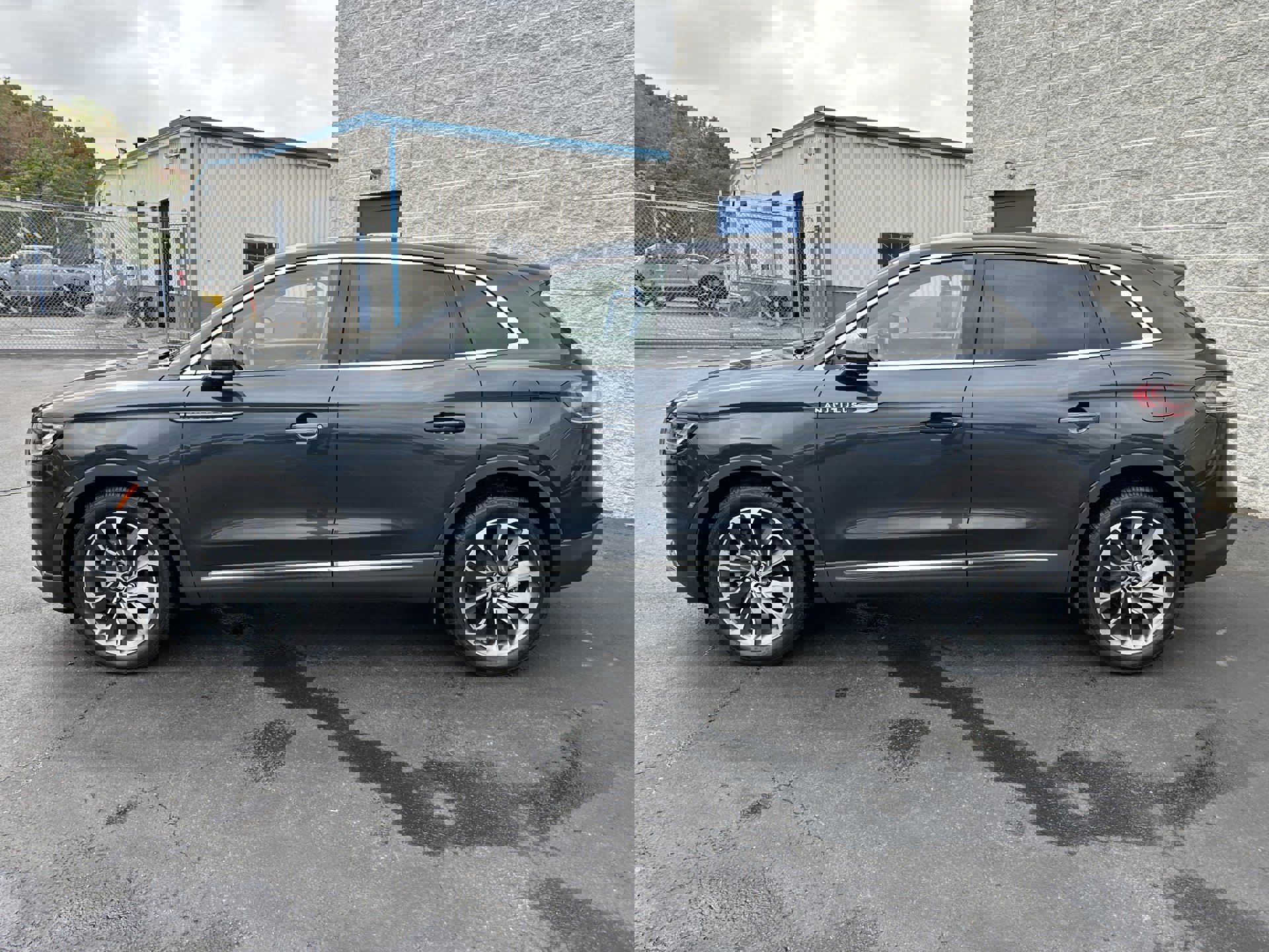 Used 2022 Lincoln Nautilus Reserve image 5