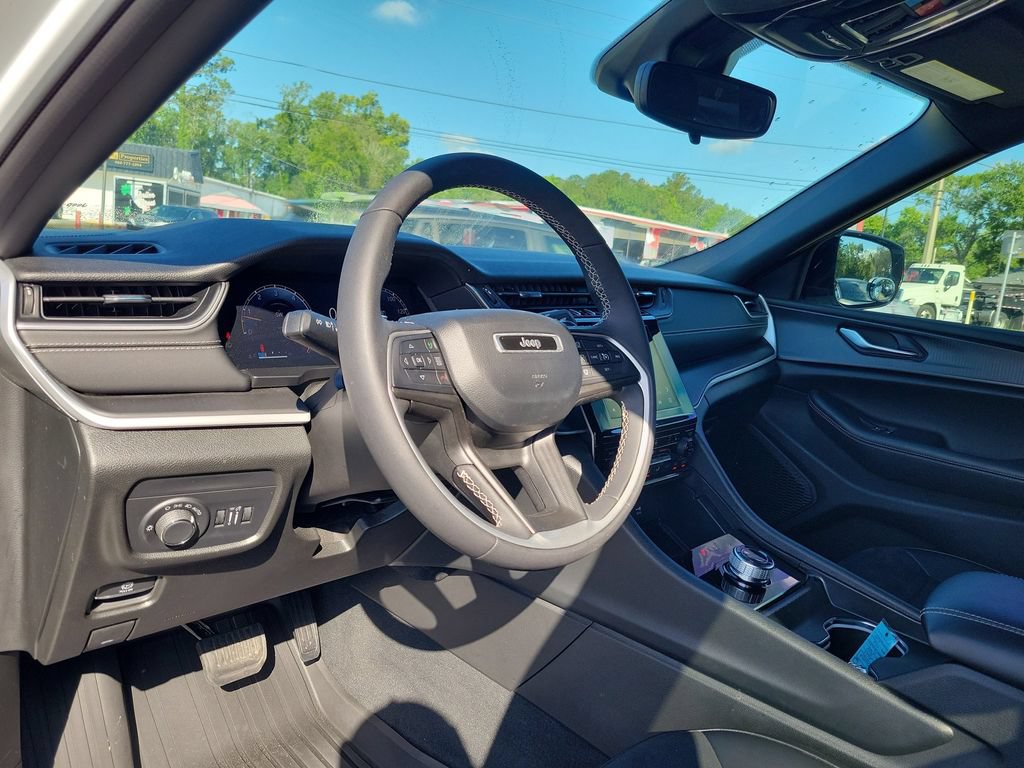 Used 2024 Jeep Grand Cherokee L Altitude AWD/4WD image 14