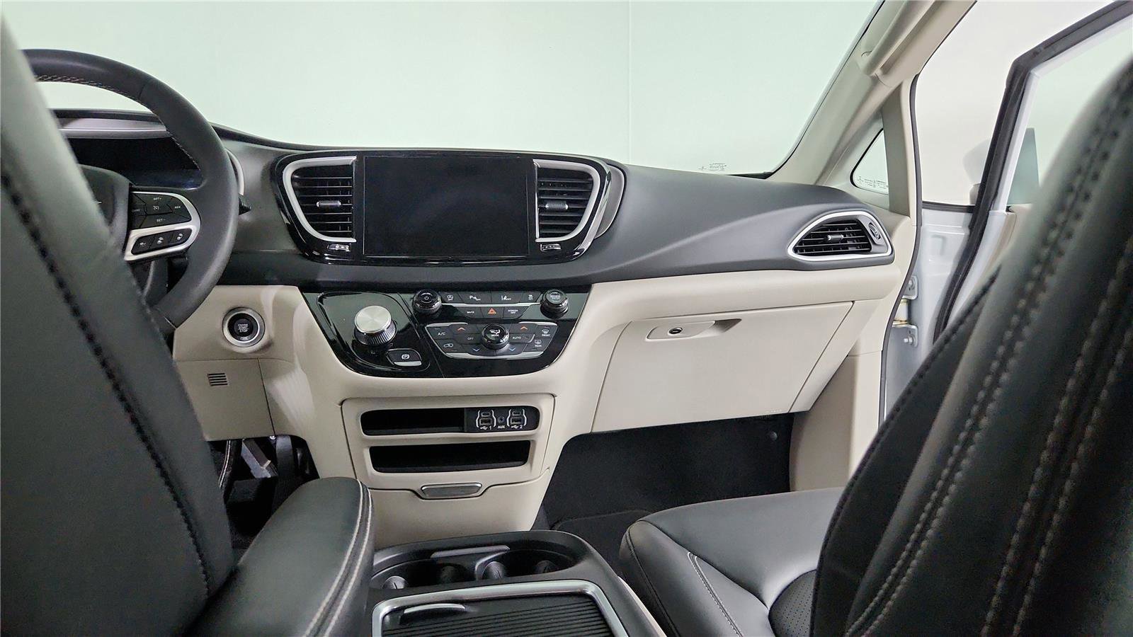 Used 2023 Chrysler Pacifica Touring-L FWD image 14