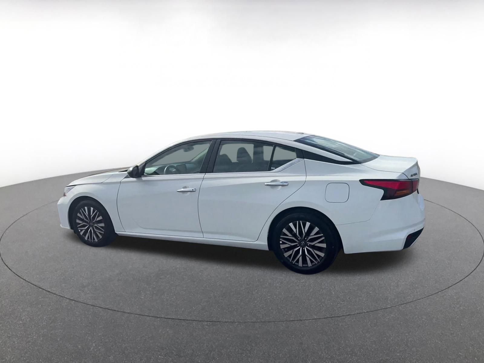 Used 2025 Nissan Altima 2.5 SV image 10