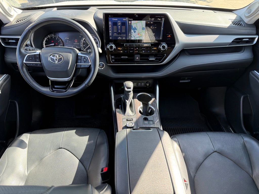 Used 2022 Toyota Highlander Platinum AWD/4WD image 16