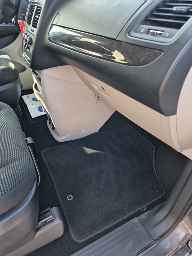 Used 2020 Dodge Grand Caravan SE w/ UConnect Hands-Free Group image 32