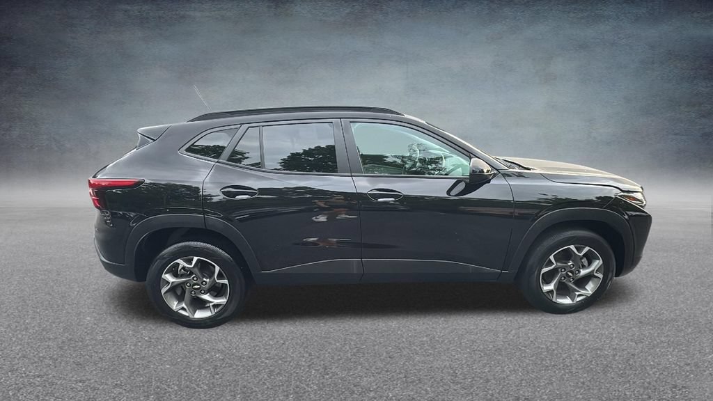Used 2025 Chevrolet Trax LT FWD image 31