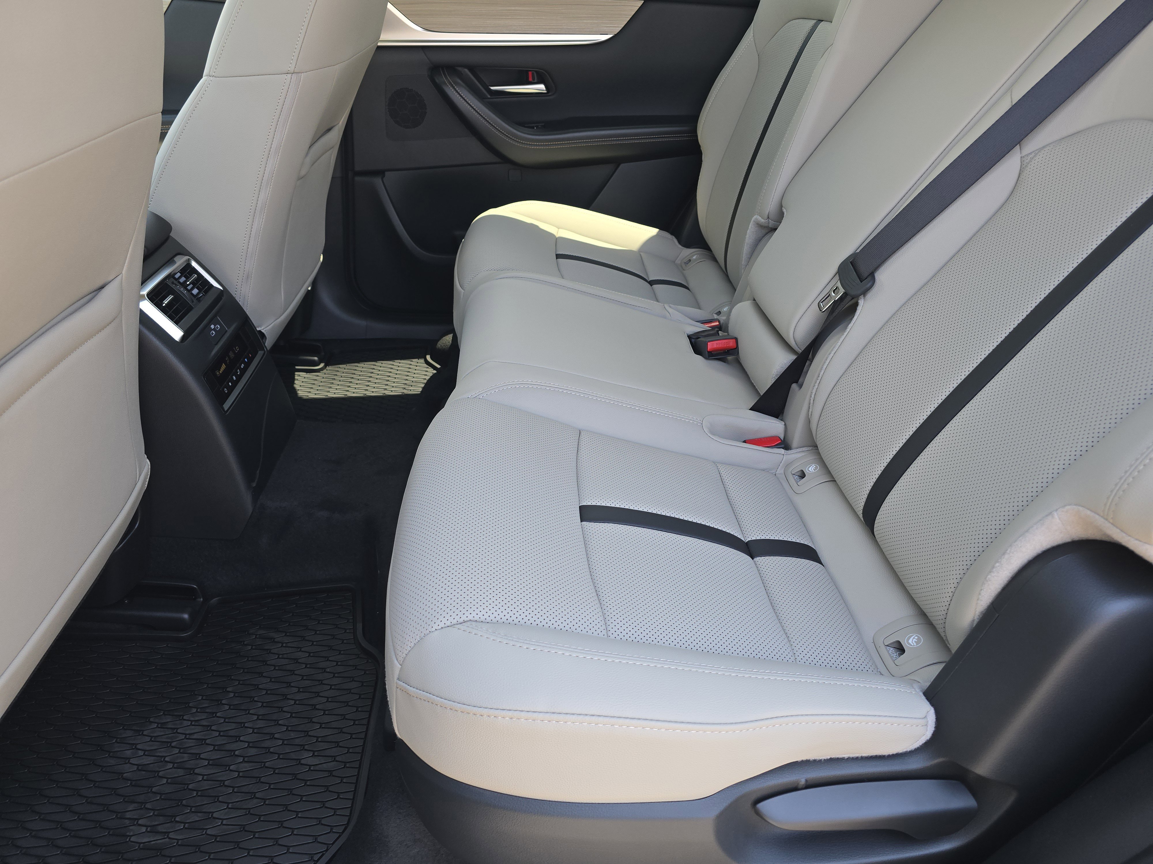 Certified 2025 MAZDA CX-70 Plug-In Hybrid w/ Premium Pkg image 10