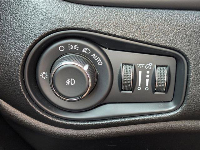 Used 2018 Jeep Renegade Latitude w/ UConnect 8.4 Nav Group image 19