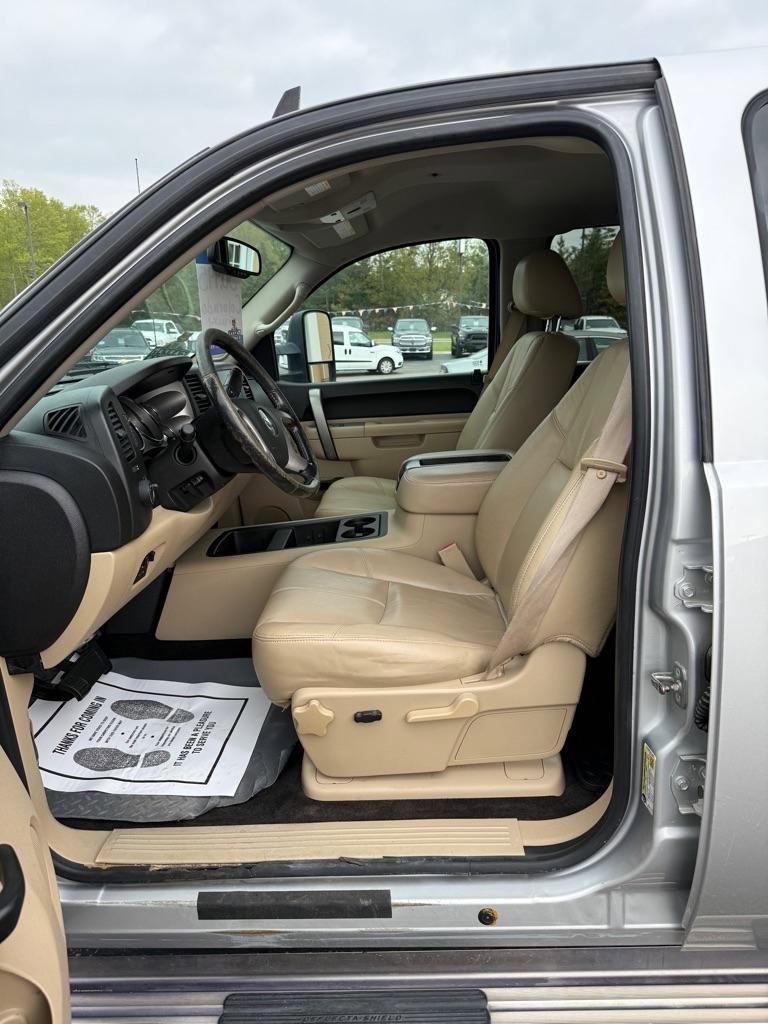 Used 2011 Chevrolet Silverado 3500 LT w/ Interior Plus Package AWD/4WD image 10
